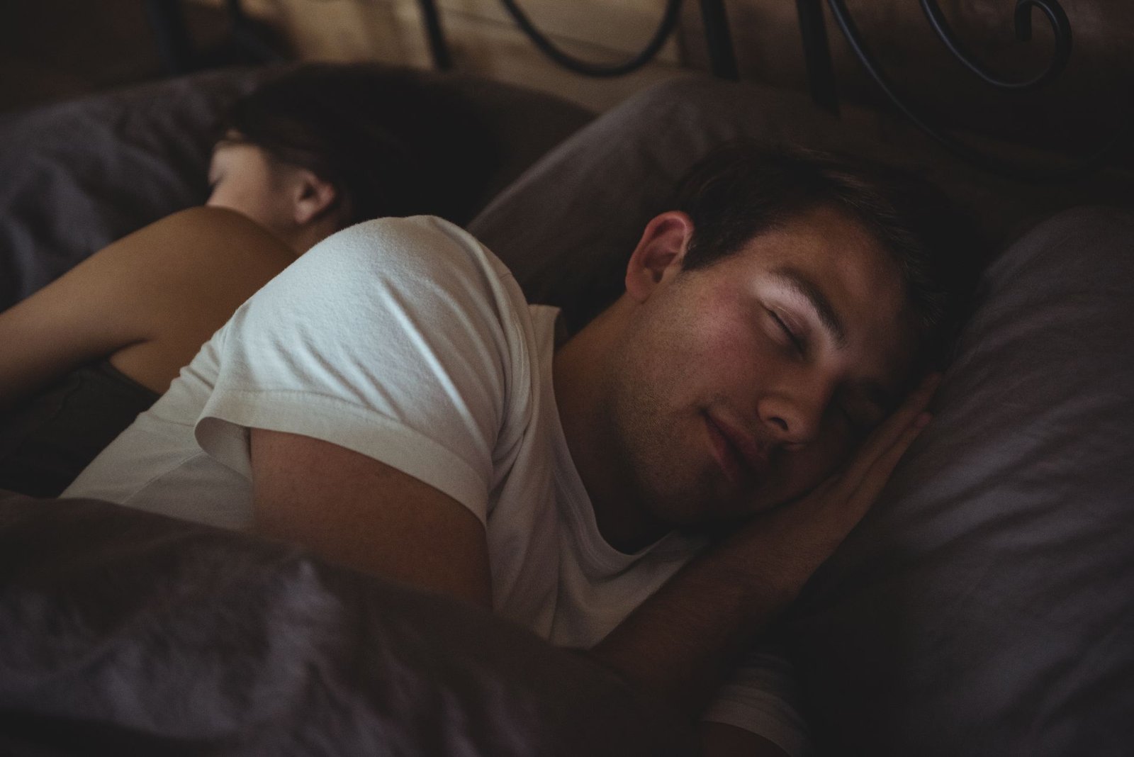 Casal dormindo confortavelmente